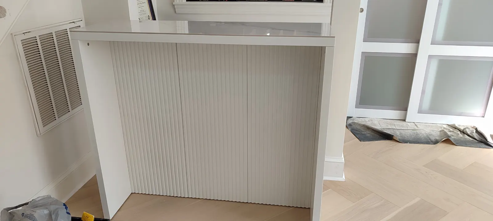 Ribbed front panel and top of the bar counter
