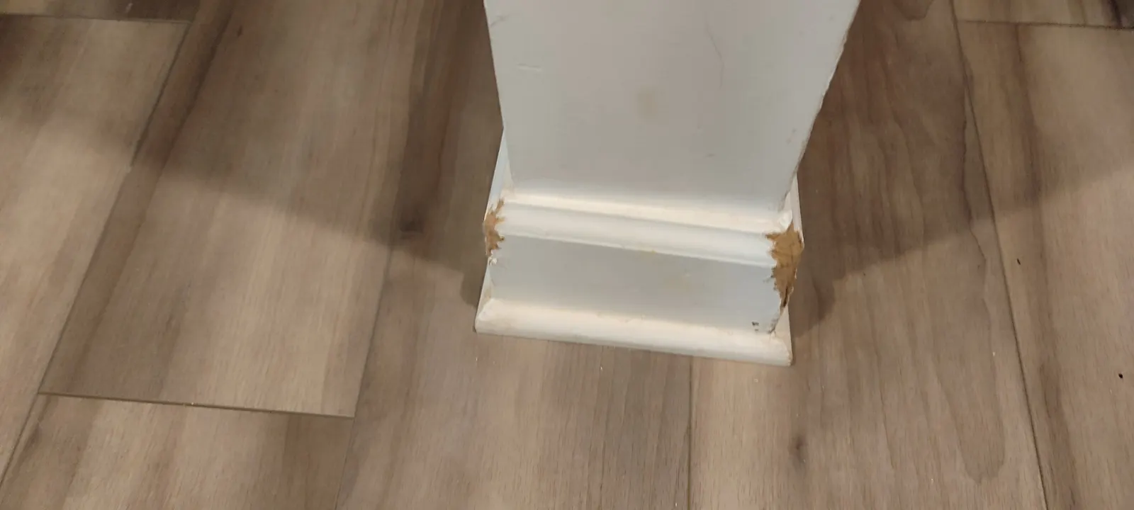 Damage on both edges of a narrow column base