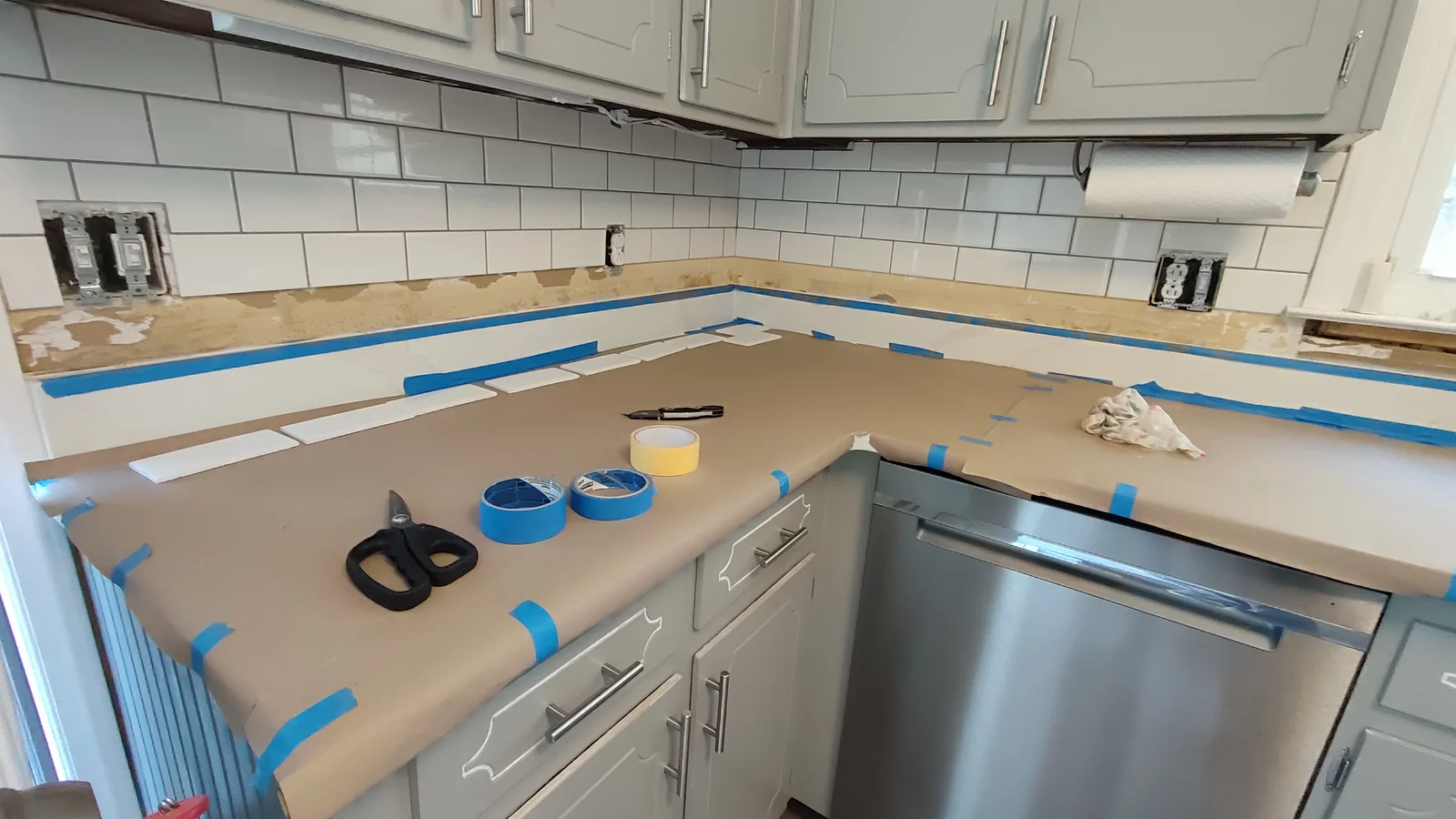 Open lower backsplash section above the dishwasher-side counter